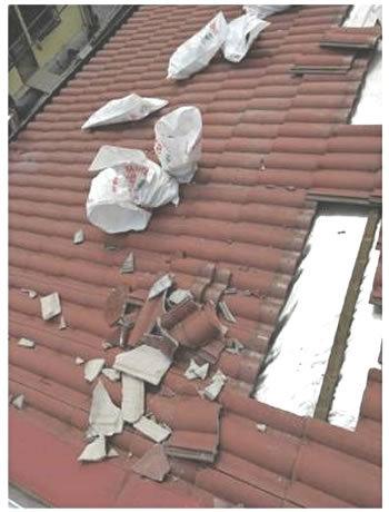 Roof leaking specialist at work